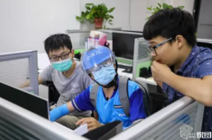 又是一位大神！带着电脑跑外卖 95后程序员一边送外卖一边改代码
